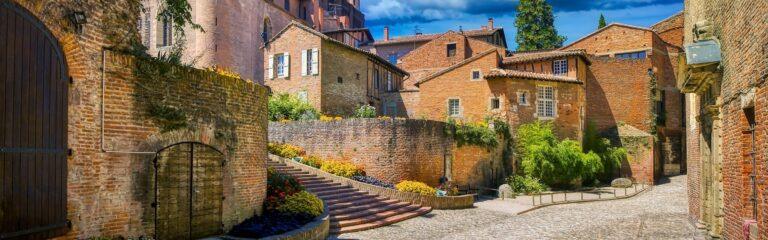 Vivre à Albi, ville pittoresque de France, c'est flâner dans ses charmantes ruelles étroites