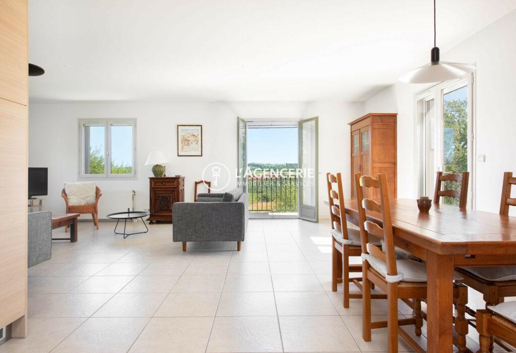 Maison de plain pied avec vue dégagée et piscine