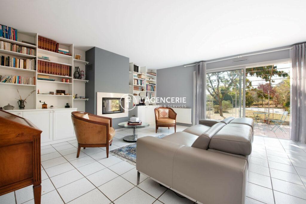 Charmante maison de plain-pied avec piscine à Puygouzon